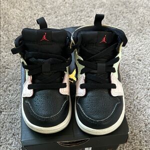 Jordan Kids 
Black and multicolor Sneakers